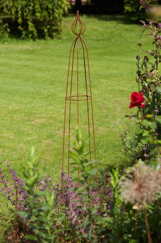 Rusty metal obelisk plant - metal,